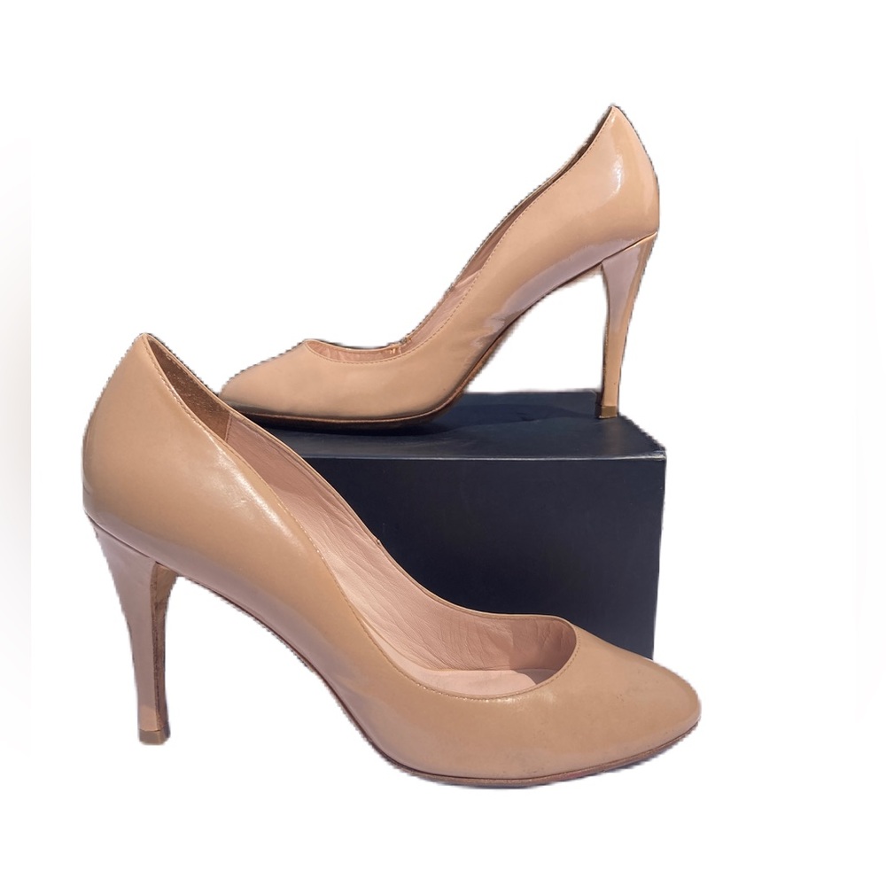 Ellie Tahari nude round toe pump
